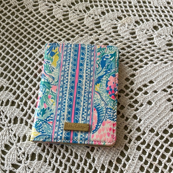 Lilly Pulitzer Blue and Pink Patterned Passport Holder. Never used. New - Picture 4 of 4